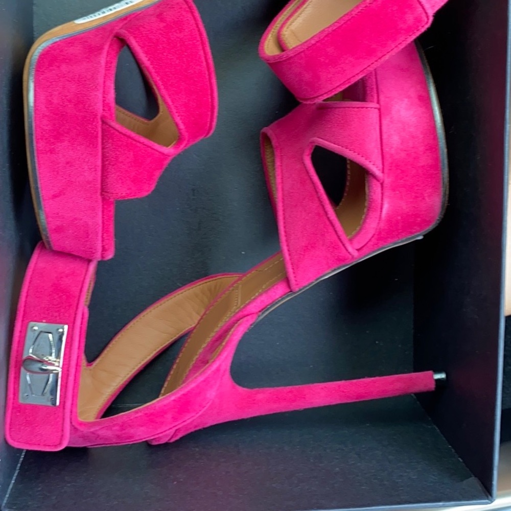 Givency shark lock sandals